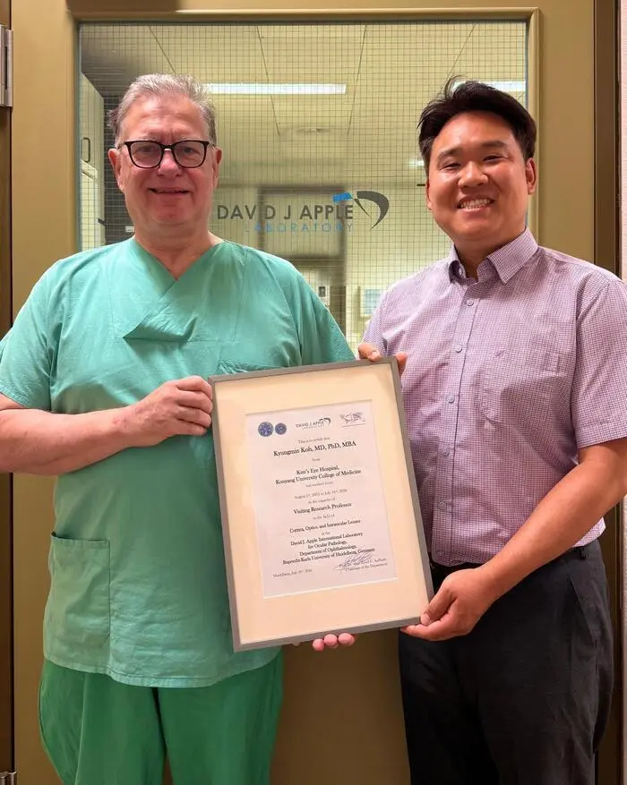 Prof. Auffarth awards Dr Koh