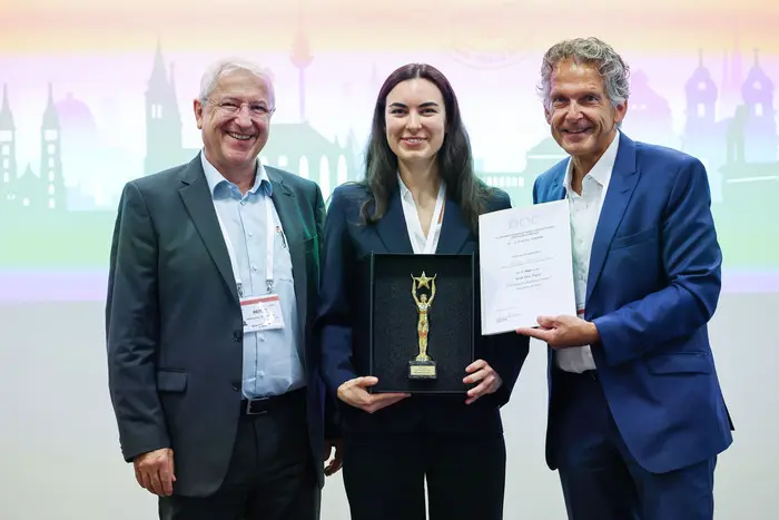 **Emilia Andreas (Heidelberg)**\ Bestes Free Paper – Refraktive Chirurgie I: Bewertung der Leseleistung nach refraktiven Linsenaustausch mit Implantation einer nicht-diffraktiven EDOF-Intraokularlinse