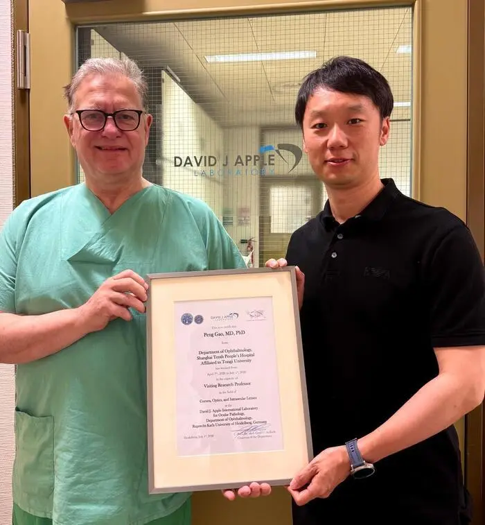 Prof. Auffarth awards Dr Peng